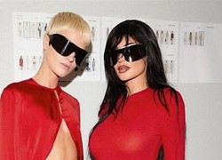 Kylie Jenner luôn 'gây sốt' tại Tuần lễ thời trang Paris năm nay