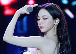 Có idol nào khổ như Karina: Diện giày bung đế, suýt gặp nguy vì outfit nhưng stylist mãi không thay đổi