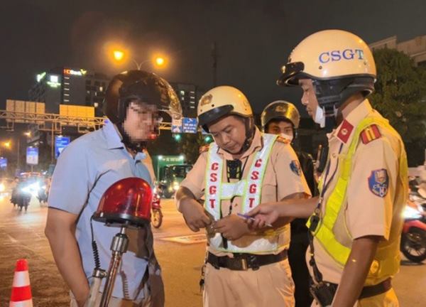 Bị CSGT phạt nồng độ cồn, người đàn ông mếu khóc: 'Hơi thở tôi mạnh hơn người thường'