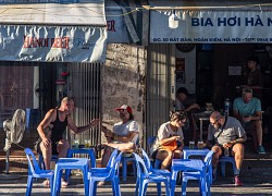 Khách Tây mê bia hơi Hà Nội, khen 'vị êm dịu, tươi mát như không khí mùa thu'