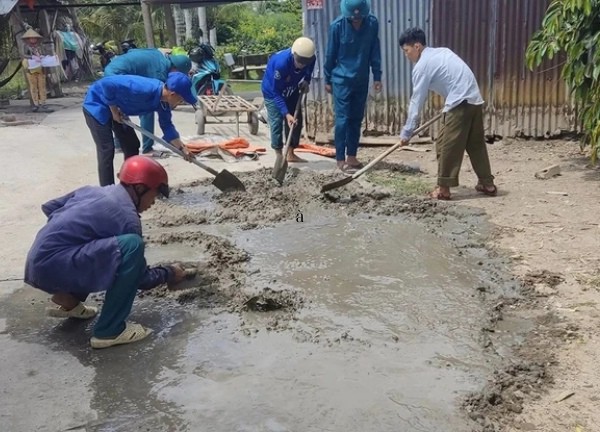 'Áo xanh' tình nguyện vá đường vì cộng đồng