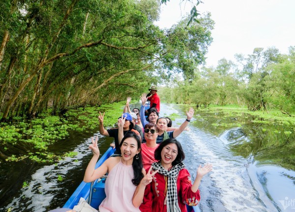 Du khách 'săn lùng' chợ nổi miền Tây trong phim Đất rừng phương Nam