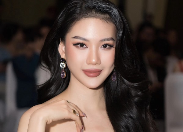 Liên tiếp vướng lùm xùm sau khi đăng quang Miss Universe Vietnam, Bùi Quỳnh Hoa lọt top 10 bảng xếp hạng chủ đề nóng