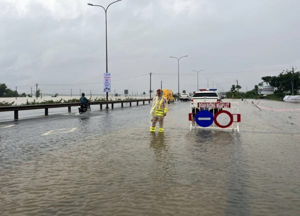 Lực lượng Công an trắng đêm dầm mưa, làm "cọc tiêu sống" trên QL1A