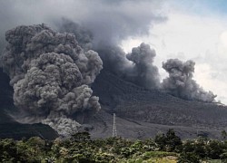 Núi lửa Ibu ở Indonesia phun tro bụi dày đặc