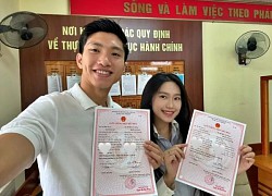 Đoàn Văn Hậu tươi như hoa khi khoe giấy đăng ký kết hôn