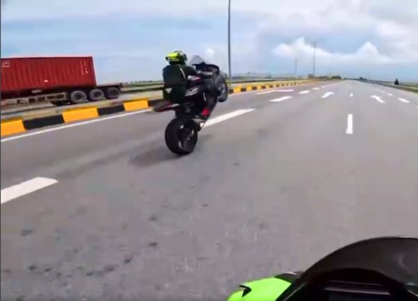 Nhóm thanh niên lái xe phân khối lớn bốc đầu, phóng gần 300km/h tại Cát Hải