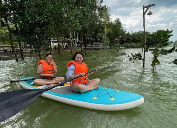 Chèo sup, ăn uống trên hồ thủy điện Trị An mùa nước dâng