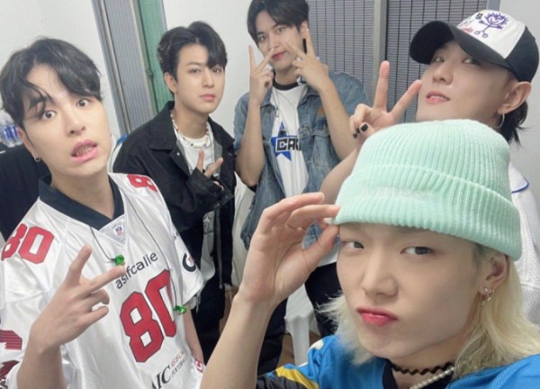 iKON đội nón lá hát vang Love Scenario cùng fan Việt