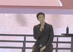 Lee Jong Suk trổ tài ca hát nhưng phô ngay câu đầu tiên, thả thính fan bằng tiếng Việt nói "Anh thích... nem"