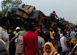 Tàu hỏa đâm nhau tại Bangladesh, hơn 100 người thương vong