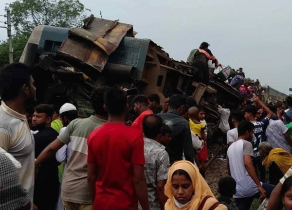 Tàu hỏa đâm nhau tại Bangladesh, hơn 100 người thương vong