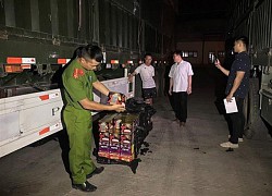 Rút sạch nước trong stec, 2 xe container vận chuyển gần 1 tấn pháo