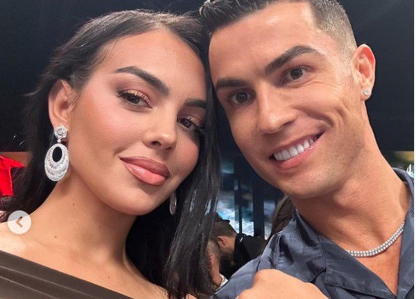 Không Bóng Vàng, Ronaldo tranh thủ khoe siêu đồng hồ trị giá 1,5 triệu euro