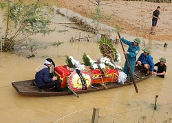 Nghẹn lòng trước cảnh bà con dùng thuyền vượt lũ đưa linh cữu nam sinh lớp 8 ra nghĩa trang an táng