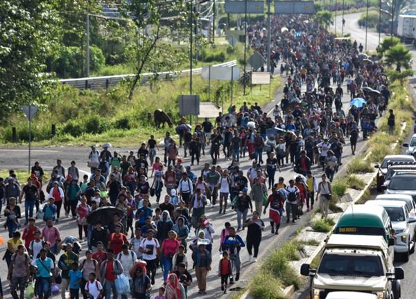 Hàng trăm người di cư tiến về biên giới Mỹ-Mexico