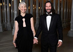 Keanu Reeves nắm tay bạn gái trên thảm đỏ