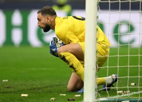 Donnarumma bị ném tiền vào người