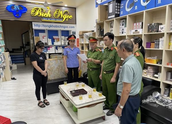 Khởi tố chủ cửa hàng bán linh kiện điện thoại về tội buôn lậu