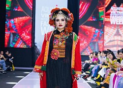 Không nhận ra diva Thanh Lam trên sàn catwalk 'Vietnam International Fashion Week 2023'