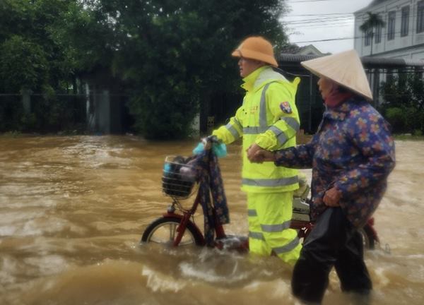 Công an xã dầm mình trong mưa lũ, cứu nhiều người dân thoát nạn