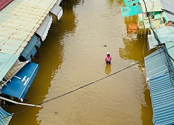 Hội An xuất hiện lũ lớn nhất từ đầu năm, người dân dùng thuyền di chuyển