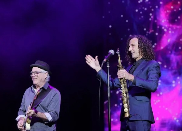 Kenny G nói tiếng Việt, thăng hoa trong đêm nhạc ở Hà Nội