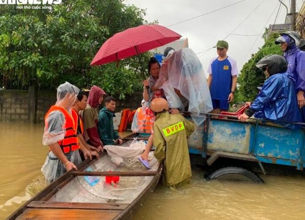 Lật thuyền chở 8 người giữa dòng lũ dữ, mẹ tử vong, con mất tích