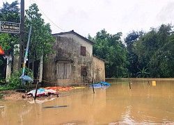 Người dân dọn đồ 'chạy lũ' khi hàng loạt thủy điện đồng loạt điều tiết xả lũ