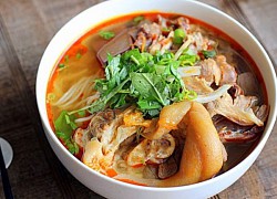 Cách nấu bún bò giò heo chuẩn vị xứ Huế mộng mơ, nước dùng đậm đà ngon miễn chê