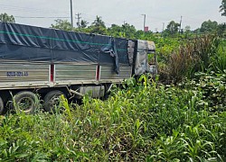 Xe tải bốc cháy, lao xuống kênh, tài xế bị gãy chân