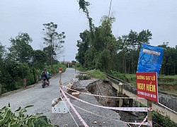 Hố 'tử thần' xuất hiện sau mưa lớn, lấn sâu vào đường liên huyện ở Hà Tĩnh