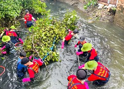 Nhóm bạn trẻ ở Đồng Nai rủ nhau lội bùn, &#8216;giải cứu&#8217; kênh rạch bị ô nhiễm