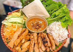 Trổ tài làm nem nướng Nha Trang chuẩn bị đãi khách cuối tuần, ai ăn cũng phải xuýt xoa vì quá ngon