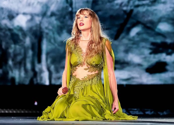 Xôn xao clip Taylor Swift bị khó thở trong đêm nhạc The Eras Tour ngay sau khi fan nữ tới concert tử vong