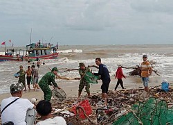 Quảng Trị: Bộ đội Biên phòng cứu hộ tàu cá bị mắc cạn tại lạch Cửa Việt