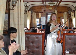 Biểu diễn violin, guitar trên đoàn tàu cổ Đà Lạt - Trại Mát