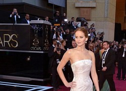 Jennifer Lawrence và cú ngã trên chiếc váy gần trăm tỷ 10 năm trước đến giờ vẫn là topic hot bền bỉ