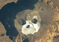 NASA công bố hình ảnh 'đầu lâu khổng lồ' phát sáng giữa Sahara