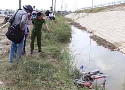 Người đàn ông tử vong cùng xe máy dưới vũng nước cạnh dốc cầu