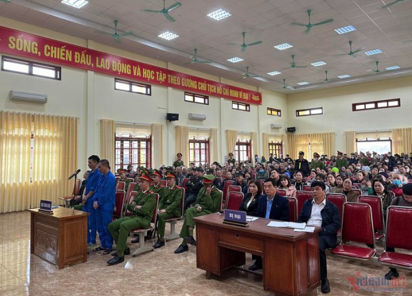 Hàng trăm người dân theo dõi phiên tòa xử vụ cướp tiệm vàng ở Hải Dương