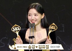 Khoảnh khắc hot nhất SBS Drama Awards 2023: Kim Yoo Jung đỏ mặt khi xem lại cảnh nóng với Song Kang