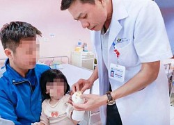 Mắc kẹt tay vào máy lọc nước, bé gái bị đứt rời gân 2 ngón