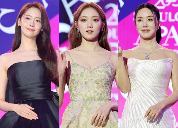 Mỹ nhân đại chiến tại APAN Star Awards: Lee Sung Kyung o ép vòng 1 đọ sắc Yoona lộng lẫy, 1 chị đại "chặt chém" bất ngờ dù đã U60