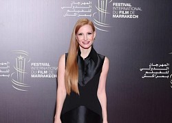 Đổi phong cách với đầm NTK Công Trí, diễn viên Jessica Chastain được khen hết lời