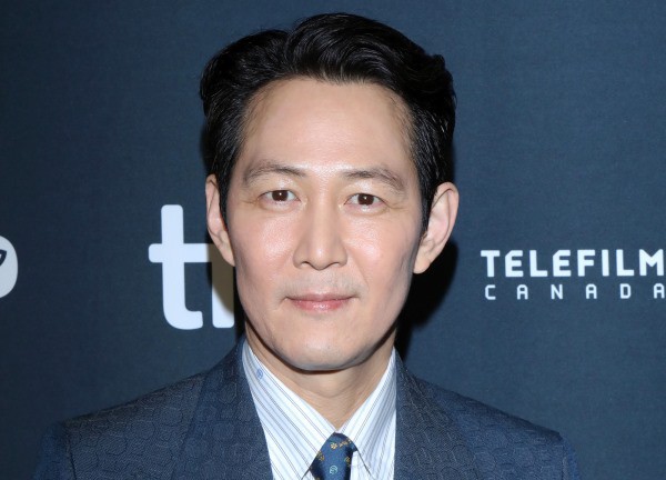 Lee Jung Jae quyên góp 42.000 USD cho các chuyên gia ngành điện ảnh