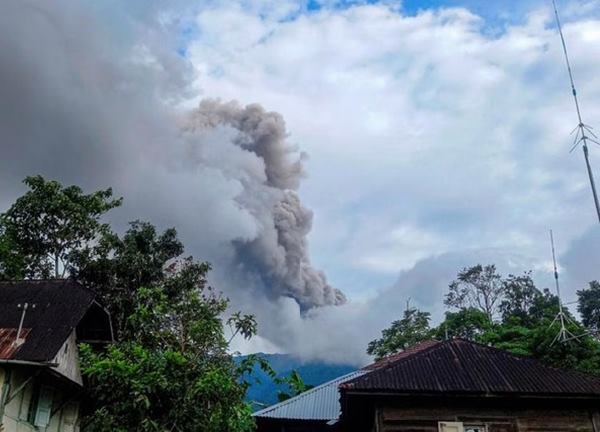 Chuyến leo núi tang thương ở Indonesia