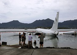 Máy bay khổng lồ của Mỹ mắc kẹt trên rạn san hô