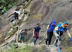 'Lạc vào cổ tích' trên cung đường chinh phục ngọn núi hiểm trở nhất Tây Bắc