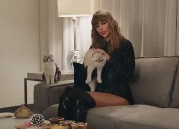 Taylor Swift đưa mèo cưng lên bìa tạp chí Time